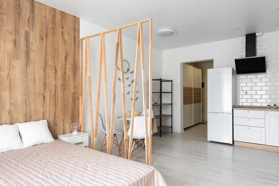 Studio avec un espace nuit séparé de la cuisine