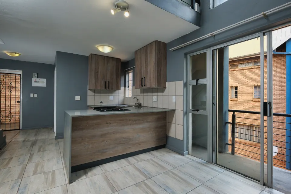 Cuisine lumineuse avec accès à un balcon